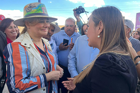 Edith Escárcega entrega un oficio a la Gobernadora exponiendo la falta de medicamentos y personal en el Hospital Integral de Nuevo Casas Grandes.