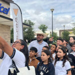 Cinépolis ofrece función gratuita a 100 alumnos en Casas Grandes. El alcalde Roberto Lucero Galaz acompaña a los estudiantes en esta experiencia única.