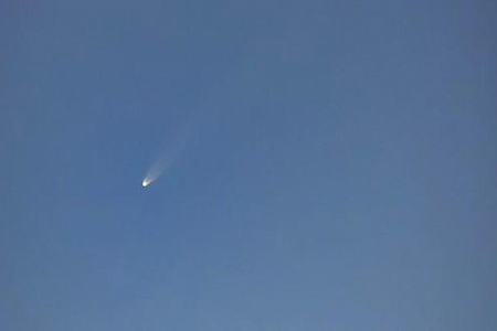 Este lunes, el cometa Tsuchinsan-Atlas ofreció un espectáculo celeste impresionante sobre Chihuahua, con una estela azulada que brilló intensamente al amanecer.
