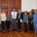 Encuentro productivo entre el gobierno de Chihuahua y el Movimiento Estatal de Mujeres, donde se revisan y coordinan acciones conjuntas para el empoderamiento femenino y la defensa de los derechos humanos.