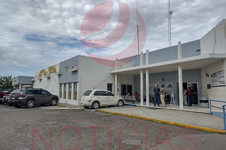 Hombre es herido con navaja en el antebrazo tras resistirse a un intento de robo de su pickup. Los agresores huyeron y las autoridades investigan el caso.