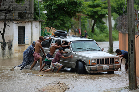 La zona Diamante de Acapulco devastada por el huracán John, con lluvias torrenciales que causaron deslaves, inundaciones y dejaron un saldo de 17 muertos y miles incomunicados.