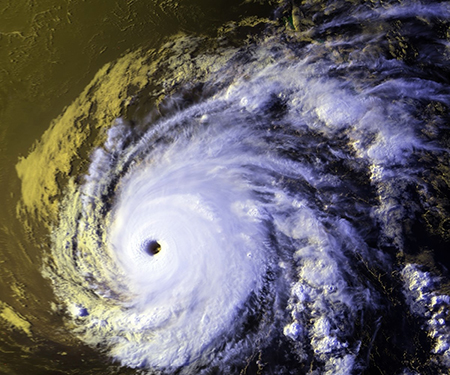 El huracán John, categoría 1, se localiza cerca de Punta Maldonado, Guerrero, y Puerto Escondido, Oaxaca, con vientos de hasta 165 km/h, generando lluvias extremas y alto oleaje en la región.