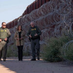 La vicepresidenta Kamala Harris ofrece un discurso frente a la frontera en Douglas, Arizona, destacando la importancia de la seguridad fronteriza y la necesidad de un sistema migratorio ordenado.