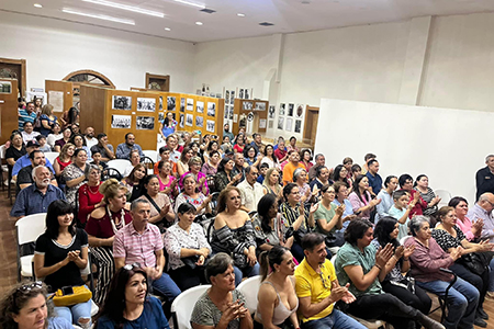 La obra de teatro “Rastros del amor en tiempos de la revolución” se presenta con éxito en Casas Grandes como parte de la Muestra Estatal de Teatro 2024, atrayendo a una audiencia local en el Salón de Actos Municipal. El evento fue gratuito y organizado por la Secretaría de Cultura del Gobierno del Estado.