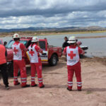 Dos personas son rescatadas con vida tras la caída de un helicóptero en la Presa Chihuahua, operativo de búsqueda incluyó drones y helicóptero de seguridad.