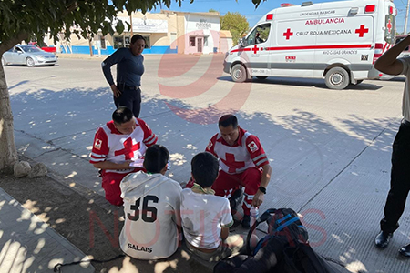 Dos estudiantes de 13 y 14 años fueron atropellados en la calle del Prado y avenida Francisco I. Madero en Nuevo Casas Grandes. Recibieron atención por lesiones leves de parte de la Cruz Roja. El conductor permaneció en el lugar hasta la llegada de las autoridades de seguridad vial.