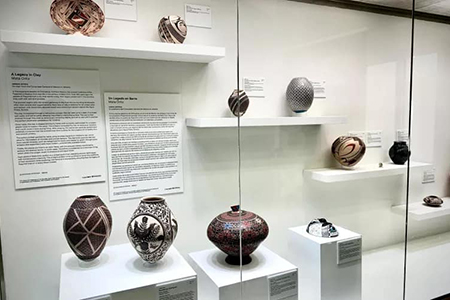 La cerámica de Mata Ortiz de Chihuahua se exhibe en el aeropuerto de Atlanta, permitiendo a millones de visitantes apreciar el arte de los artesanos hasta 2025.