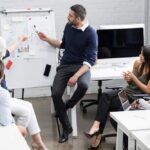 Aprende cómo liderar con confianza en tiempos de incertidumbre aplicando estrategias de comunicación clara, resiliencia y toma de decisiones ágil.