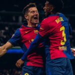 Robert Lewandowski celebra su doblete en la victoria 0-4 del Barcelona sobre el Real Madrid en el Santiago Bernabéu.