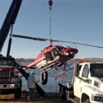 Operativo para extraer helicóptero caído en la Presa Chihuahua con la ayuda de un buzo industrial y grúa pesada.