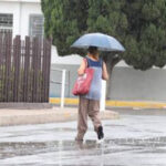 La Coordinación Estatal de Protección Civil pronostica lluvias ligeras y ráfagas de viento de hasta 45 km/h en Chihuahua durante esta semana, con temperaturas cálidas en el día y frías por la noche, especialmente en la Sierra Tarahumara. Se exhorta a la población a seguir medidas preventivas.