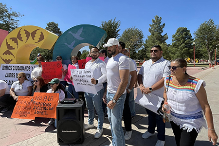 Ciudadanos y litigantes en Nuevo Casas Grandes se manifestaron pacíficamente en la plaza principal en contra de la Reforma Judicial ya aprobada.