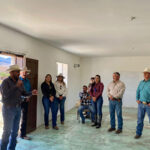 El alcalde Roberto Lucero supervisa la rehabilitación de la escuela en Santa Rosa, Casas Grandes, mejorando techos, puertas y más.