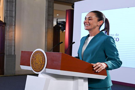 Claudia Sheinbaum durante la conferencia donde anuncia el plan de rescate para Acapulco tras los daños por los huracanes Otis y John.