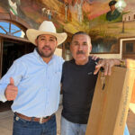 El Presidente Municipal de Casas Grandes, Roberto Lucero Galaz, entrega carpas a vendedores del parque La Esperanza para protegerlos de las inclemencias del clima.