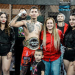 Atletas de MMA compitiendo en el evento deportivo organizado en Nuevo Casas Grandes, destacando la emoción del espectáculo.