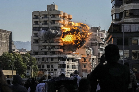 Bombardeos israelíes en Gaza, Líbano y Siria dejan más de 100 muertos; hospitales al borde del colapso. Crisis humanitaria crece.