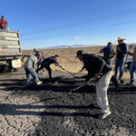 Nuevo Casas Grandes, Casas Grandes y Janos lideran trabajos de bacheo en carreteras del noroeste; se recomienda conducir con precaución.