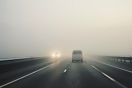 Viajar en carretera con tolvaneras requiere precaución; sigue estos consejos para manejar de forma segura ante polvo y baja visibilidad.
