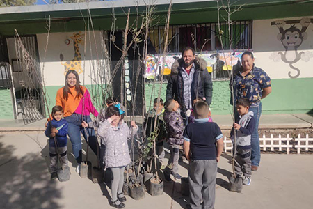 DIF Municipal crea huerto escolar en el Jardín Eduardo Claparede para mejorar la nutrición y enseñar valores ambientales.