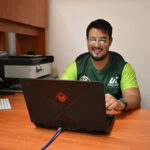 El ingeniero Ricardo Varela Chánez, docente de UT Paquimé, se destaca al aprobar el Programa de Desarrollo de Competencias en Semiconductores, fortaleciendo la educación y el avance tecnológico en Chihuahua.
