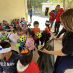 La presidenta de Nuevo Casas Grandes, Edith Escárcega, entrega balones de fútbol, básquetbol y voleibol en el Jardín de Niños Frida Kahlo.