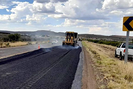SICT inicia trabajos de conservación en la carretera Nuevo Casas Grandes-Janos, mejorando 34 kilómetros con el programa “Bachetón” y una inversión de 230 millones de pesos.