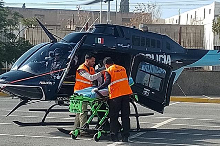Trágico accidente en Ojo Laguna: volcadura deja dos muertos y cinco heridos. Halcón Uno traslada a lesionados, mientras ambulancias completan operativos.