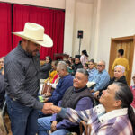 A través del programa estatal “Soy México”, el alcalde Roberto Lucero entregó 50 actas de doble nacionalidad, facilitando trámites oficiales para los beneficiarios. Casas Grandes absorbió el costo del trámite, mostrando su compromiso con la comunidad.
