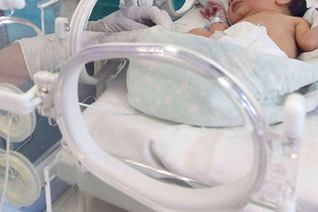 Claudia Sheinbaum lamentó las muertes de bebés prematuros en hospitales por una bacteria. El gobierno investiga el caso, suspendió el contrato de una empresa alimenticia y realiza estudios para determinar la causa. Garantizar la seguridad en hospitales es prioridad.