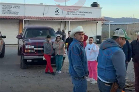 Habitantes de Flores Magón protestan contra la JRAS por altos cobros del agua y mal servicio. Acusan prepotencia de la titular y exigen solución inmediata.