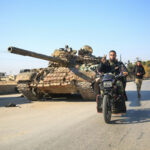Grupos rebeldes llegaron a Damasco para capturar la capital y derrocar a Bashar Al-Assad. Tras tomar Darayya y Alepo, la ofensiva rebelde se intensifica mientras fuerzas sirias evacúan posiciones clave.