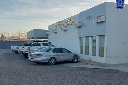 Un joven de 20 años resultó herido con arma blanca al intentar calmar una pelea frente a la casa de su abuela en Nuevo Casas Grandes. Fue trasladado al hospital mientras autoridades investigan.