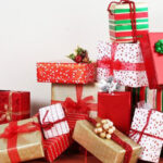 Descubre los peores regalos de Navidad que podrías dar según la IA: calcetines genéricos, perfumes baratos, artículos de limpieza y más. Aprende cómo evitar errores y sorprender de manera positiva.