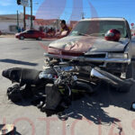 Una motociclista resultó gravemente herida tras un choque con una camioneta en el cruce de 5 de Mayo y Plan Alemán en NCG. Fue trasladada por Cruz Roja para atención médica.