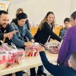 El Presidente Municipal de Casas Grandes, Roberto Lucero, entregó 150 cenas navideñas a familias de escasos recursos junto con despensas y refrescos, llevando esperanza y unión en esta Navidad.