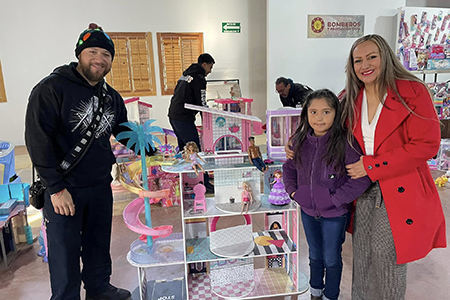 Santa Bombero y la administración de Nuevo Casas Grandes entregaron más de 3 mil juguetes a niños, con apoyo de donaciones locales y de Phoenix, Arizona, además de una rifa organizada por ciudadanos.
