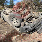 Trágico accidente en Namiquipa: dos mujeres fallecieron y varios resultaron lesionados, entre ellos niños. La volcadura ocurrió en un Dodge Ram. El conductor y los heridos fueron trasladados para recibir atención médica.