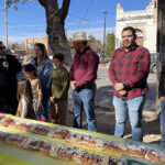 El alcalde de Casas Grandes, Roberto Lucero, celebró el Día de Reyes con la entrega de rosca, dulces y chocolate caliente en la plaza principal. Acompañado de autoridades y ciudadanos, deseó un próspero 2025. Los Reyes Magos también estuvieron presentes, alegrando el evento.