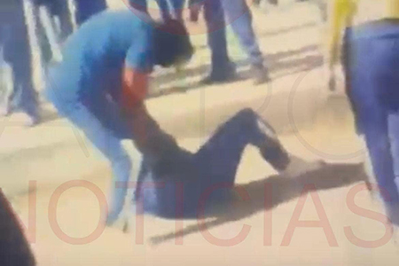 En la secundaria Benito Juárez de Ascensión, una alumna fue expulsada por grabar una pelea, mientras que las participantes solo fueron suspendidas tres días. Padres de familia expresan su indignación ante la falta de acción de las autoridades educativas.