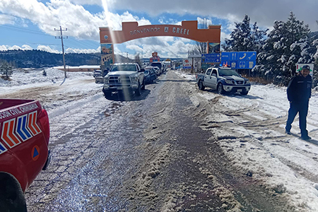 Chihuahua enfrenta un clima severo con la llegada de la Segunda Tormenta Invernal. Se prevén rachas de viento de 85 km/h y temperaturas gélidas. Las autoridades han reabierto tramos carreteros, pero algunos permanecen cerrados. Infórmate sobre las condiciones del clima y mantente seguro.