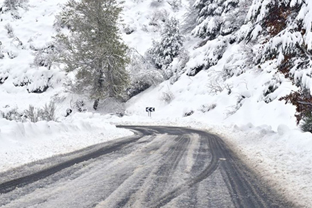 Viajar por carreteras congeladas es un reto en invierno. Aprende consejos para manejar seguro, reducir riesgos de derrapes y qué hacer en emergencias. Evita accidentes y extrema precauciones.