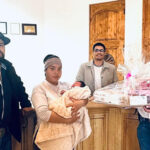 El alcalde de Galeana, Francis Leany, entregó un regalo conmemorativo a la primera bebé nacida en 2025, Ana Victoria Domínguez González. Conoce los detalles de este emotivo acto que refuerza los valores familiares en el municipio.