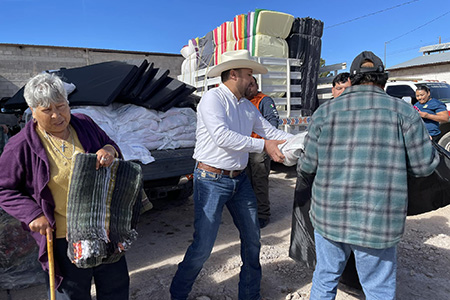 El Gobierno de Chihuahua realizó la segunda entrega de apoyos emergentes, incluyendo cobijas, despensas y colchonetas, para 10 municipios afectados por las bajas temperaturas. Conoce cómo estas acciones protegen a las familias durante el invierno.