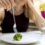 El IMSS en Chihuahua, a través de la doctora Martha Alejandra Maldonado Burgos, advierte sobre los riesgos de dietas extremas y ejercicios intensos. Recomiendan un enfoque médico para un estilo de vida saludable.