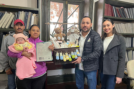 Jazmín Irene Corona Figueroa fue registrada como la primera bebé del 2025 en Casas Grandes. El alcalde Roberto Lucero Galaz y Taizeth Enríquez Jáquez entregaron el tradicional obsequio a la familia.