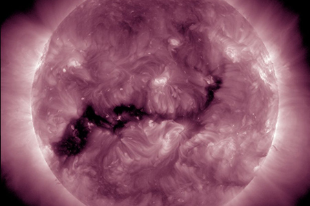Una reciente imagen de la NASA muestra una grieta coronal en el Sol. Este fenómeno podría dirigir vientos solares rápidos hacia la Tierra, afectando sistemas tecnológicos como redes de alta tensión y telecomunicaciones.