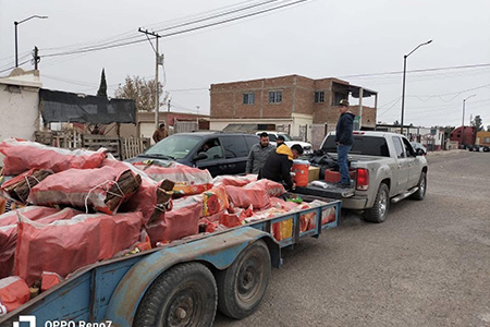 PT Nuevo Casas Grandes entrega 250 costales de leña a familias vulnerables en colonias afectadas por el frío. Además, repartieron champurrado, Rosca de Reyes y dulces. Acciones solidarias que mitigan el impacto del invierno.