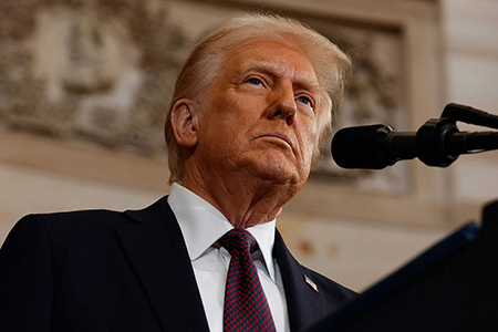 Donald Trump, en su regreso a la presidencia en 2025, implementa cambios significativos en políticas migratorias, ambientales y comerciales, incluyendo la reinstauración del programa "Permanece en México" y la salida del Acuerdo de París.